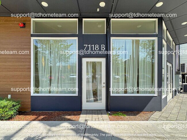 Foto del edificio - "Charming 3-Bed Townhouse Retreat on Beacon Ave with Spacious 1398 sq ft Layout!"