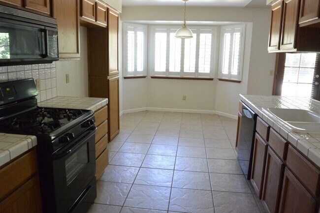 Building Photo - Nice home in great South West Visalia neighborhood in the El Diamante School District