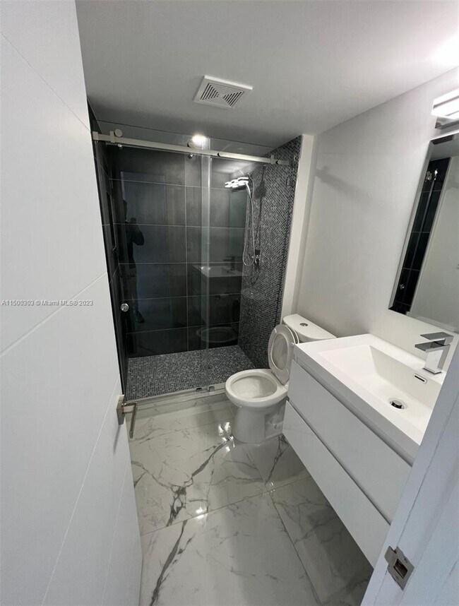 Building Photo - 3475 N Country Club Dr
