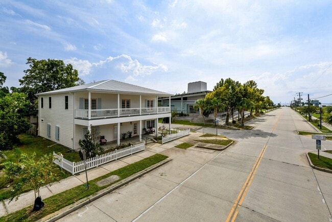 Building Photo - 300 Coleman Ave