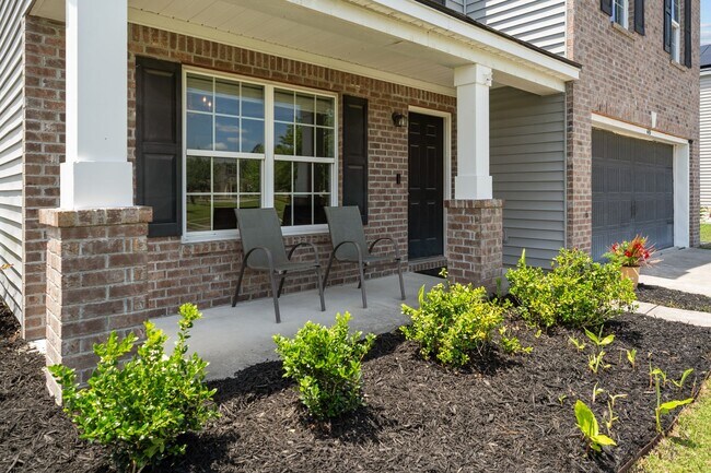 Building Photo - Spacious 5-Bedroom Home Near Fort Stewart with Fenced Yard & Patio