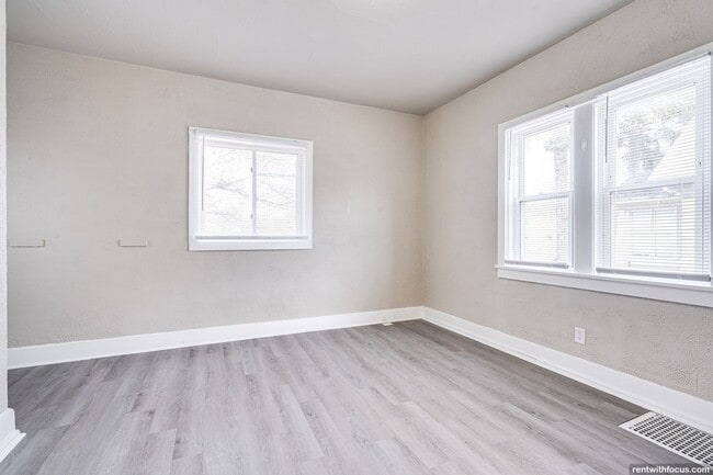 Foto del edificio - 136 E Johnson St