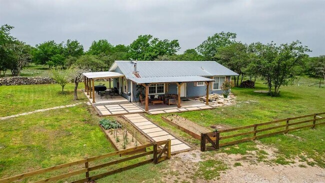 Foto del edificio - 420 Whispering Oaks Dr