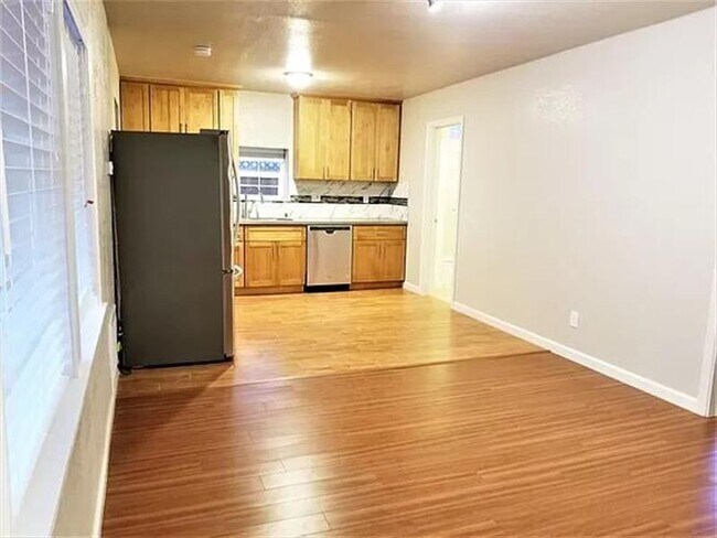 Building Photo - 386 Laswell Ave