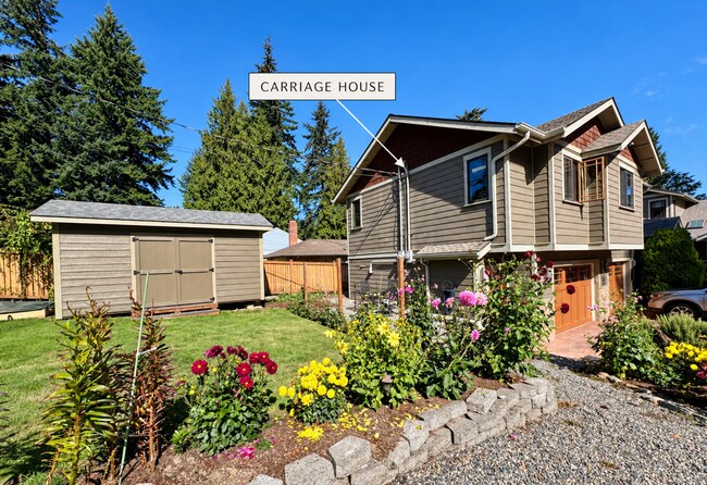 Foto del edificio - 12212B Densmore Ave N Carriage House
