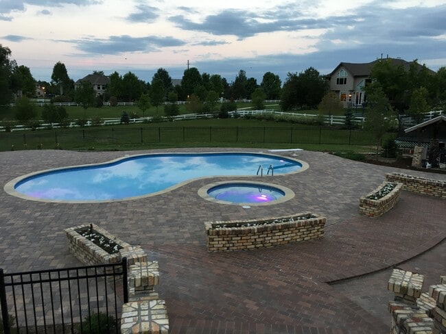 Foto del edificio - 1002 Creek Ct