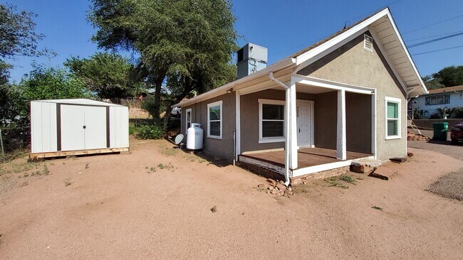 Foto del edificio - Cute Two Bedroom with Office