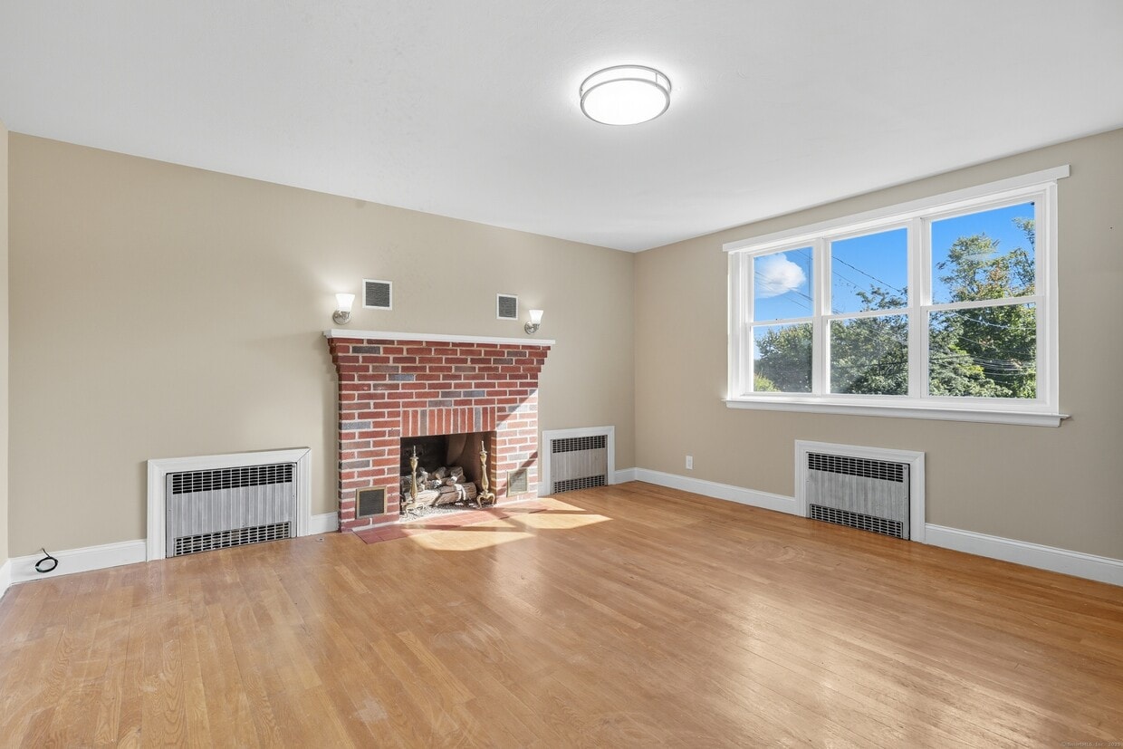 Primary Photo - 142 Wolcott St