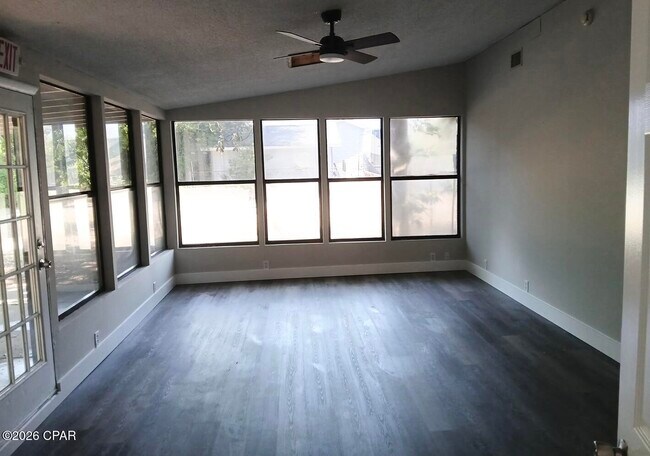 Foto del edificio - 1825 Watkins Ave