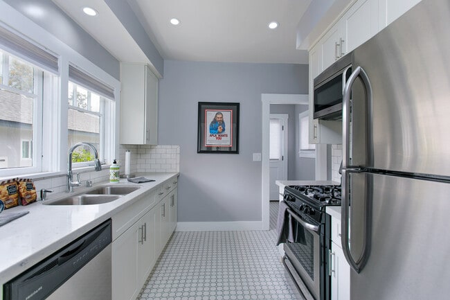 Foto del edificio - This Could be Home - Remodeled Craftsman Style House