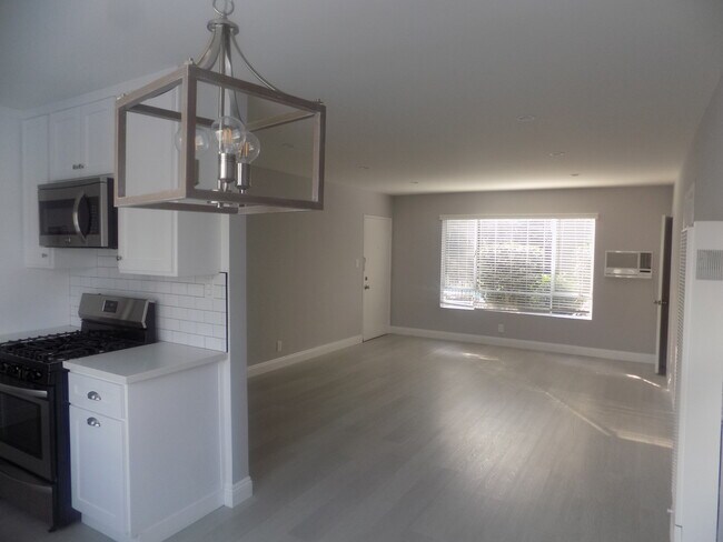 Foto del edificio - 646 S Barrington Ave