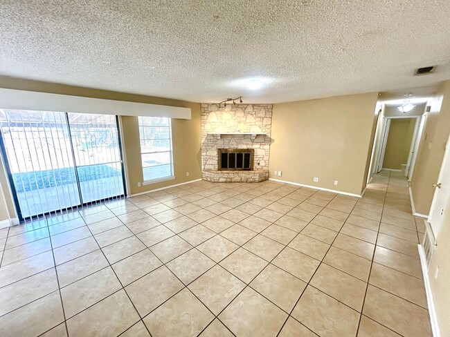 Building Photo - *MOVE IN SPECIAL* 3 Bedroom / 2 Bath Home ...