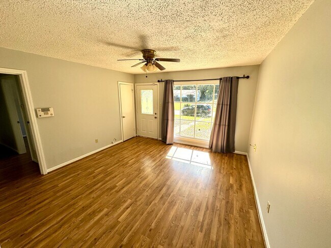 Foto del edificio - Three Bedroom Home in Orchard Estates