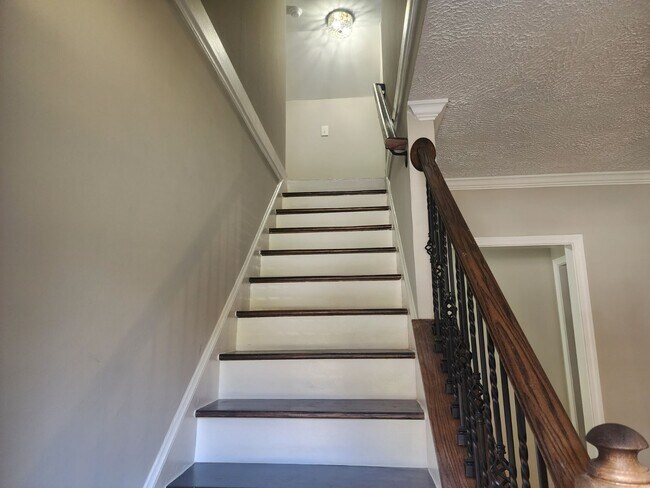 Building Photo - 811 Everett Pl