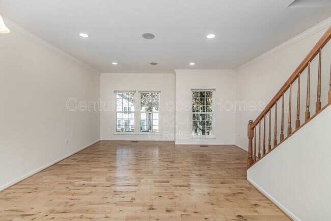 Building Photo - 4035 Cressida Pl