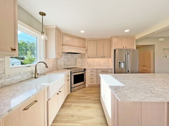 Foto del edificio - All New From Top To Toe, Gorgeous Home with Stunning Kitchen, Primary Suite, Family Room & More!