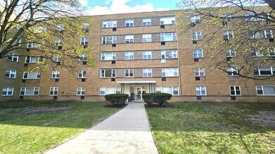Building Photo - 2025 W Granville Ave