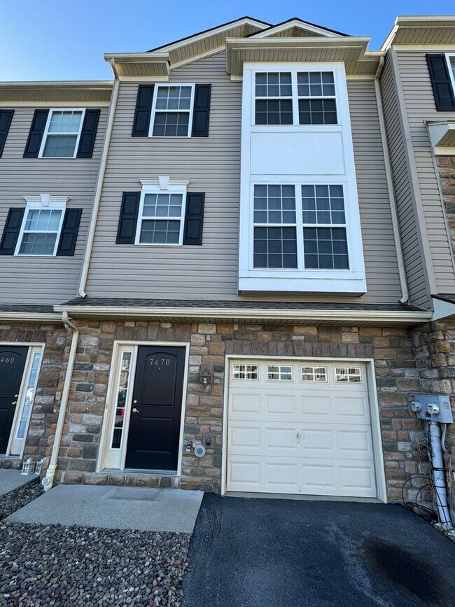 Building Photo - Great 3 / 4 bedroom home in Lower Macungie...