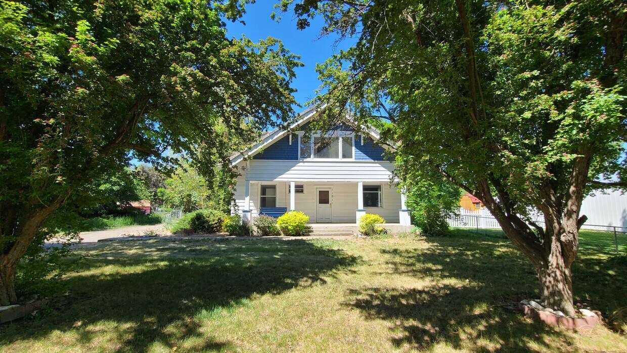 Foto principal - $2,200 - 4 Bed / 3 Bath Beautiful Home in ...