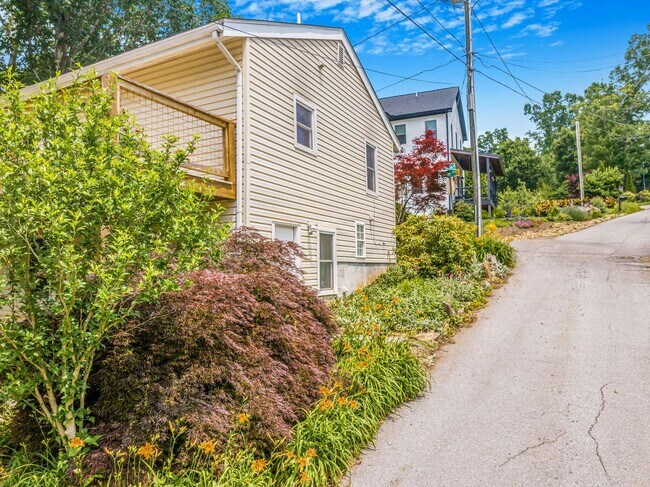 Building Photo - Asheville Rental!