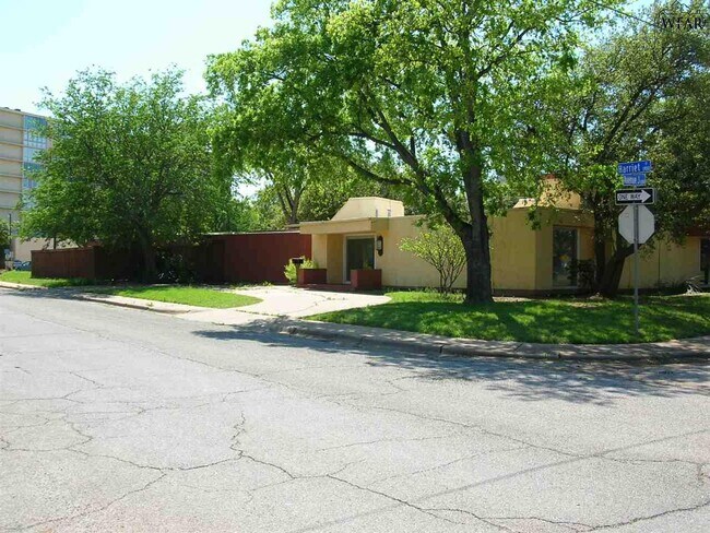 Building Photo - 2001 Santa Fe St
