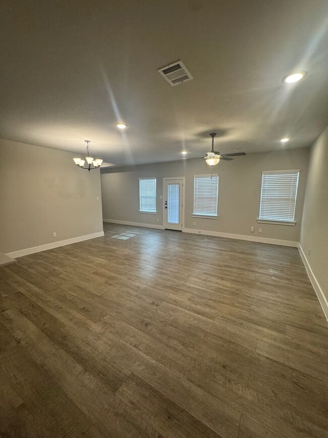 Building Photo - 3/2/2 with NEW FLOORING + MUDROOM