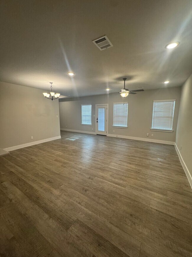 Foto del edificio - 3/2/2 with NEW FLOORING + MUDROOM