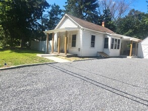 Building Photo - 807 Meadow Rd