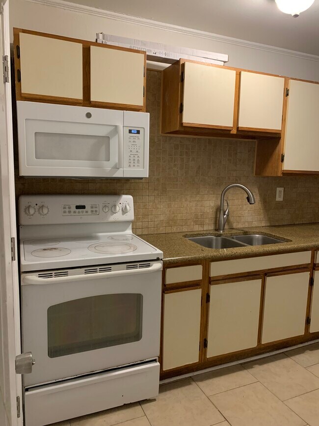 Kitchen - 3027 Columbus Cir