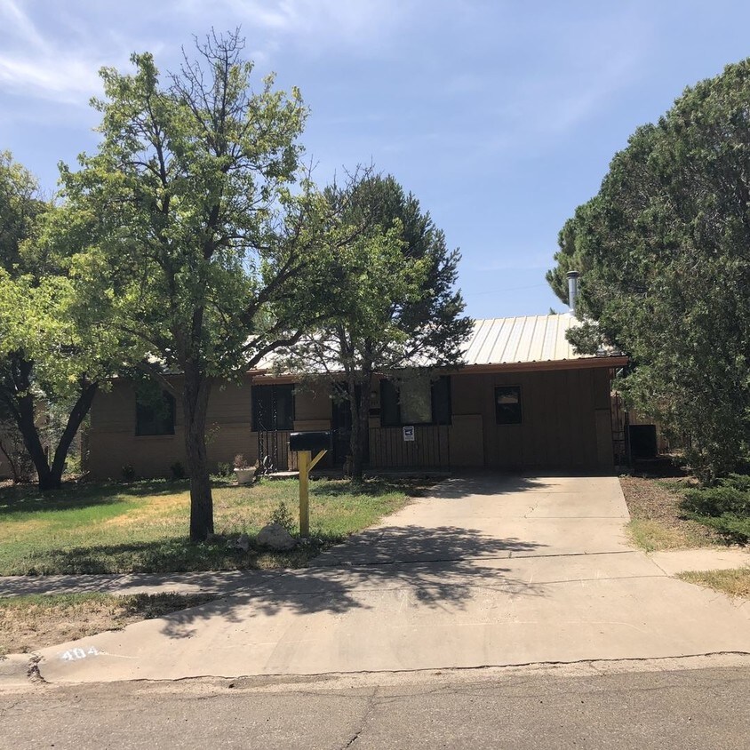 Primary Photo - 4 br, 2 bath House - 404 Delicado Drive (420)
