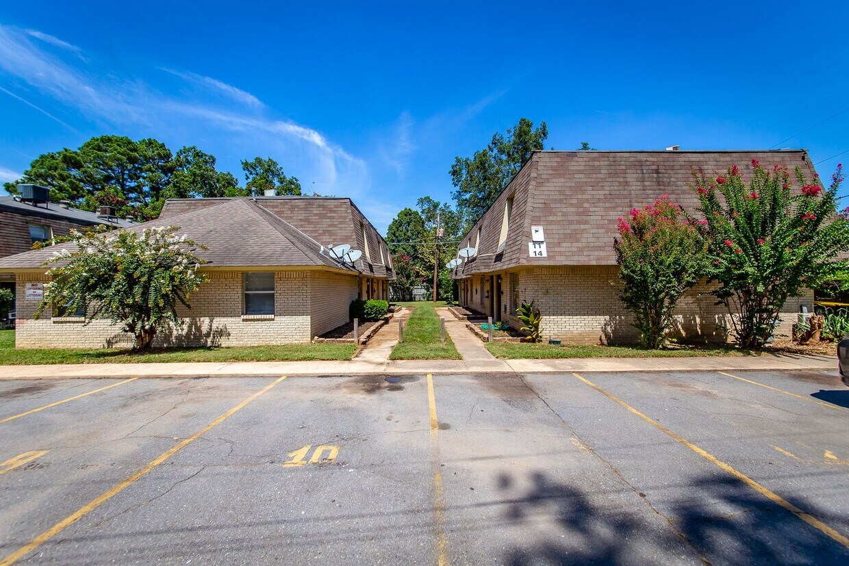 Foto principal - 2 Bedroom Apt. in Prime Location - Newly R...