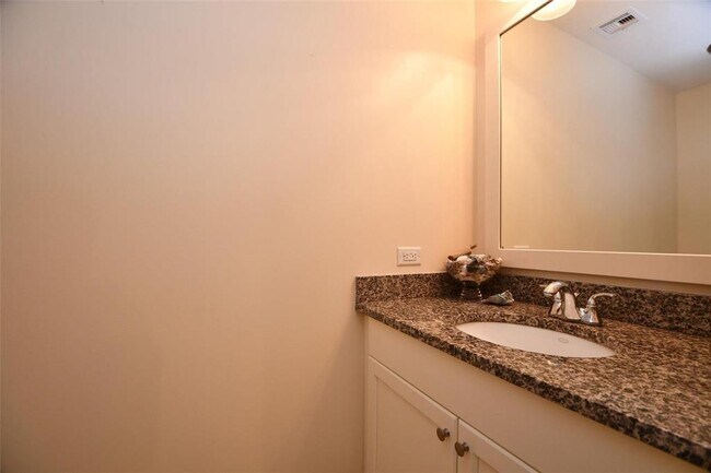 Building Photo - 801 E Beach Dr