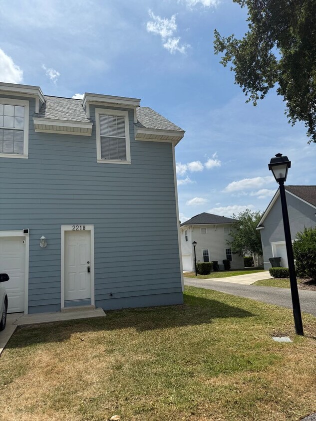 Primary Photo - 221 Eastpark Dr