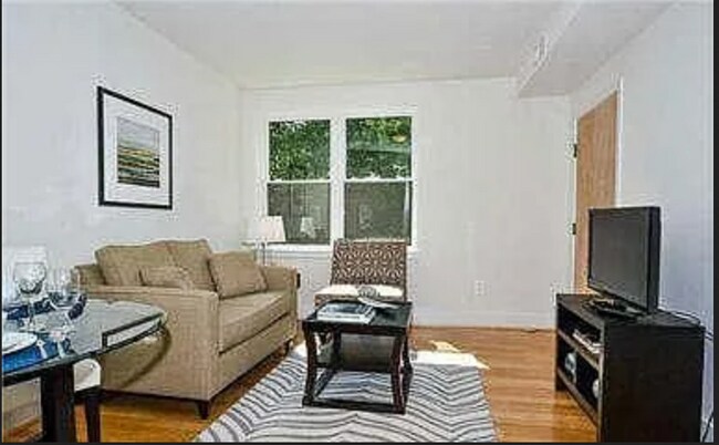 Foto del edificio - 811 Otis Pl NW