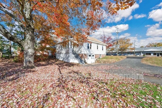 Building Photo - 1208 Farmington Ave