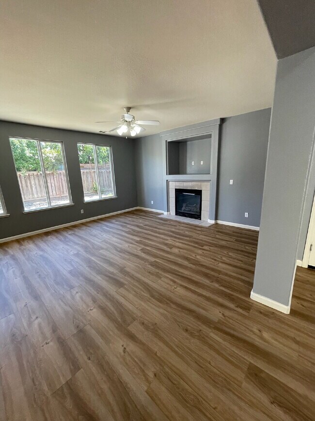 Foto del edificio - "Spacious 4-Bed, 3-Bath Retreat with 3,260...