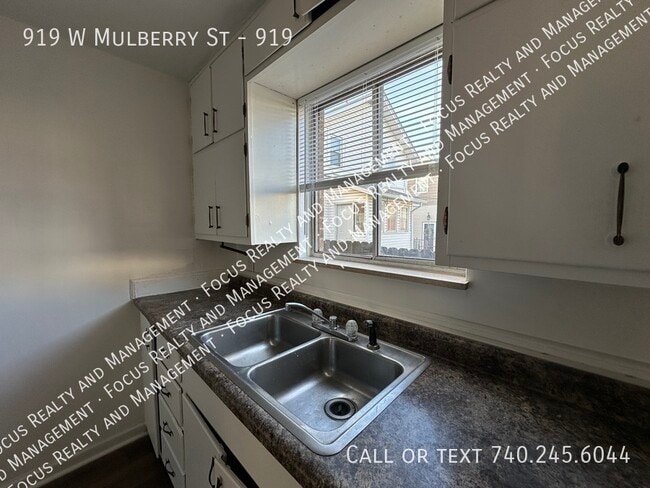 Building Photo - 919 W Mulberry St