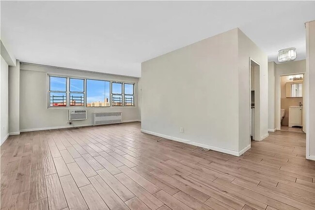 Building Photo - Large 1 Bedroom 1 Bathroom