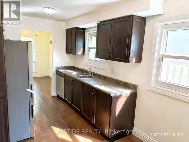 Building Photo - 1540 Norwill Crescent