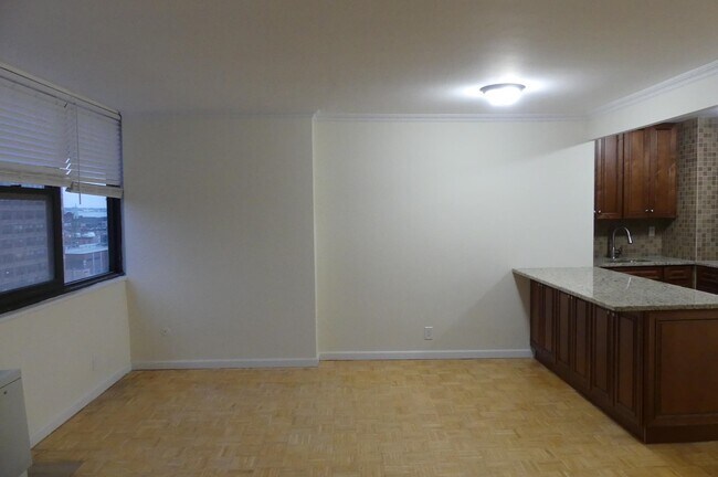 Foto del edificio - 270 Marin Blvd