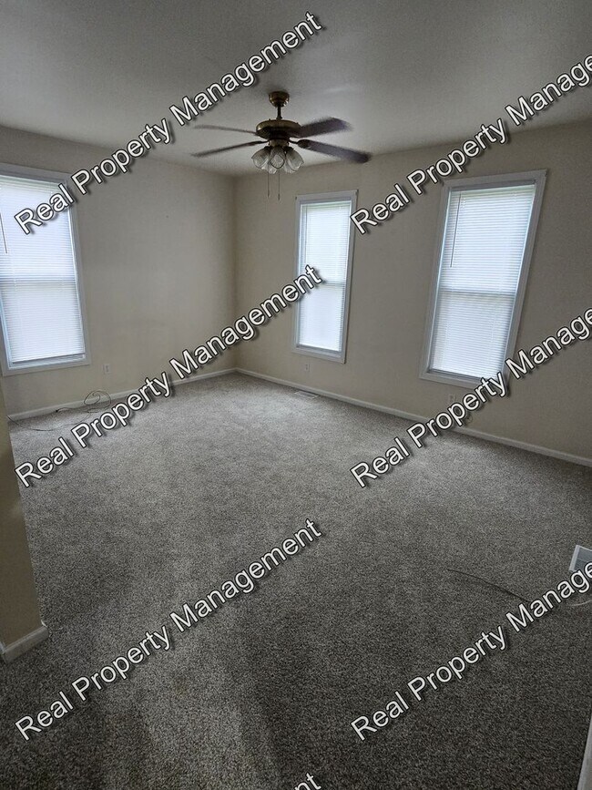 Foto del edificio - Three Bedroom with Oversized Garage