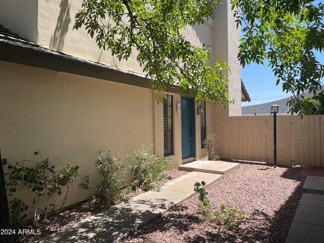 Building Photo - 1124 E Rose Ln