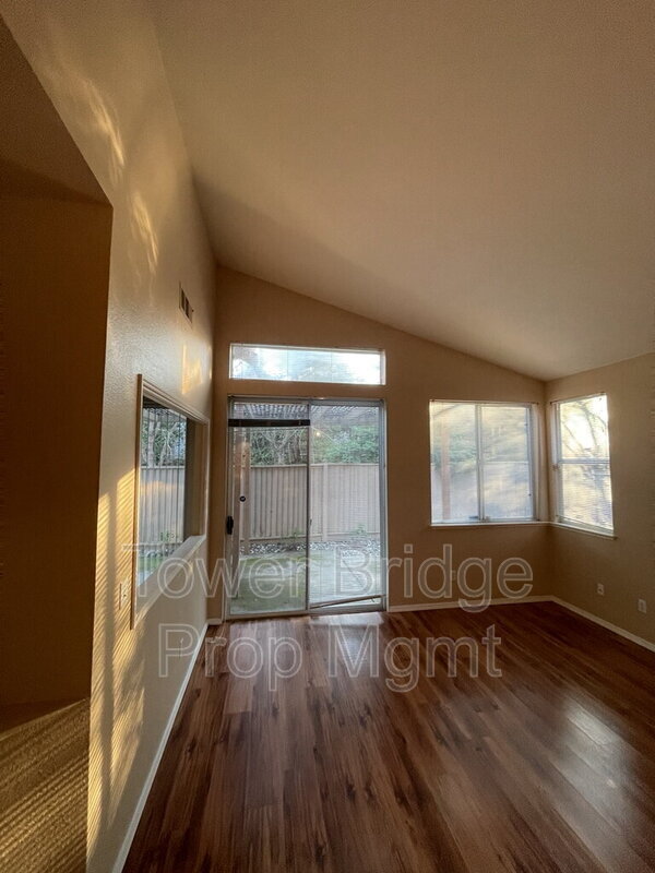 Foto del edificio - 8214 Wild Tree Pl