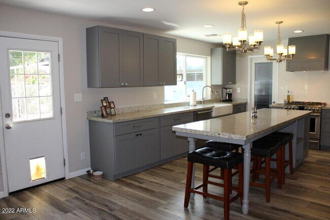 Building Photo - 2809 E Desert Cove Ave