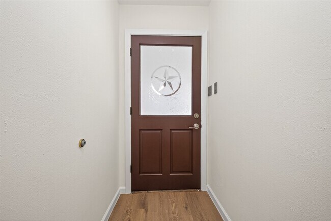 Foto del edificio - 7950 Longridge Dr