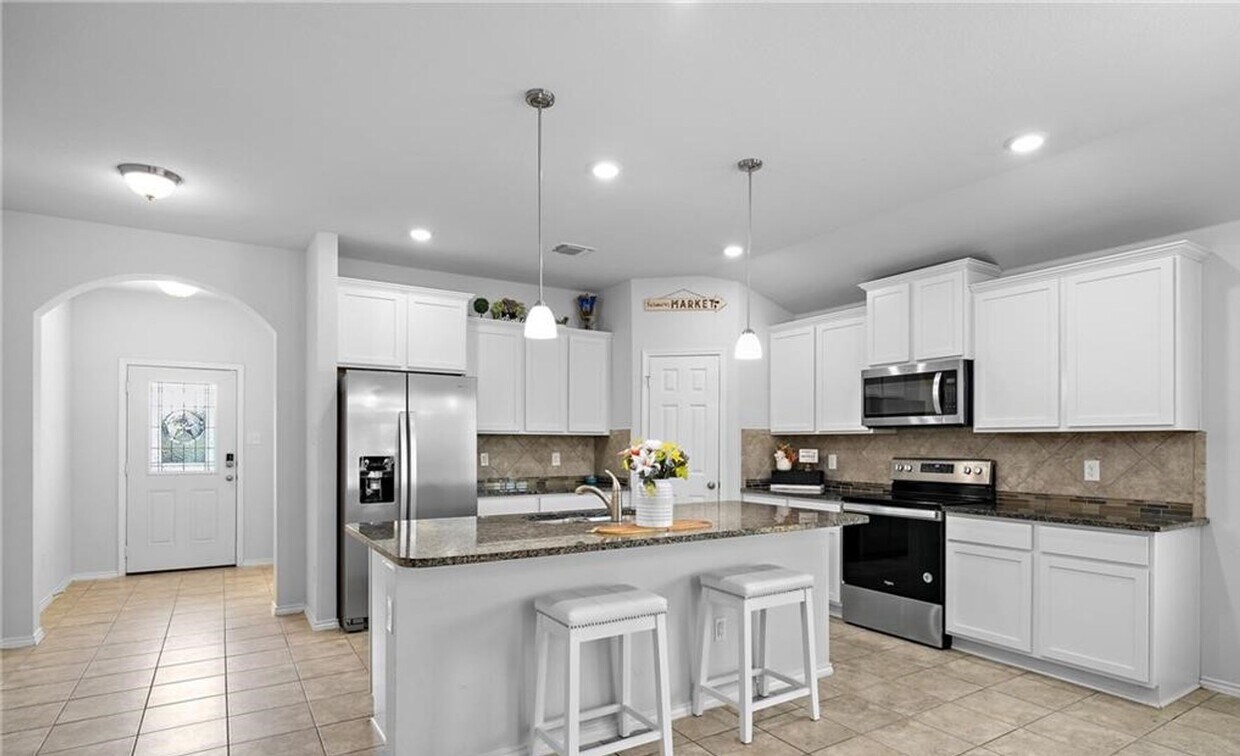 Primary Photo - 4 bedroom 2 bathroom home! Lawncare included!