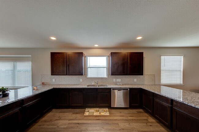 Foto del edificio - 5639 Brooklyn Rose Dr