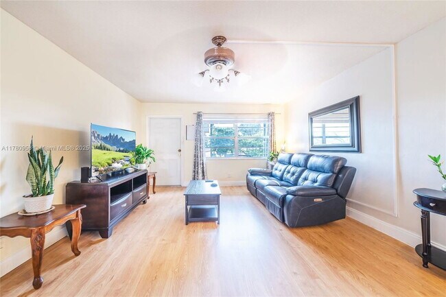 Foto del edificio - 4310 NW 12th Ct
