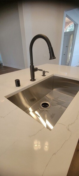 Foto del edificio - 5709 Maidstone Dr