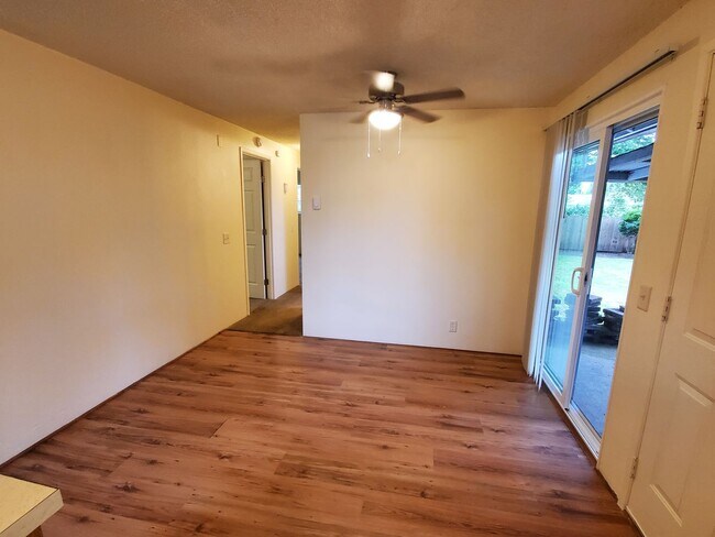 Building Photo - 3 Bedroom Home In Springfield!